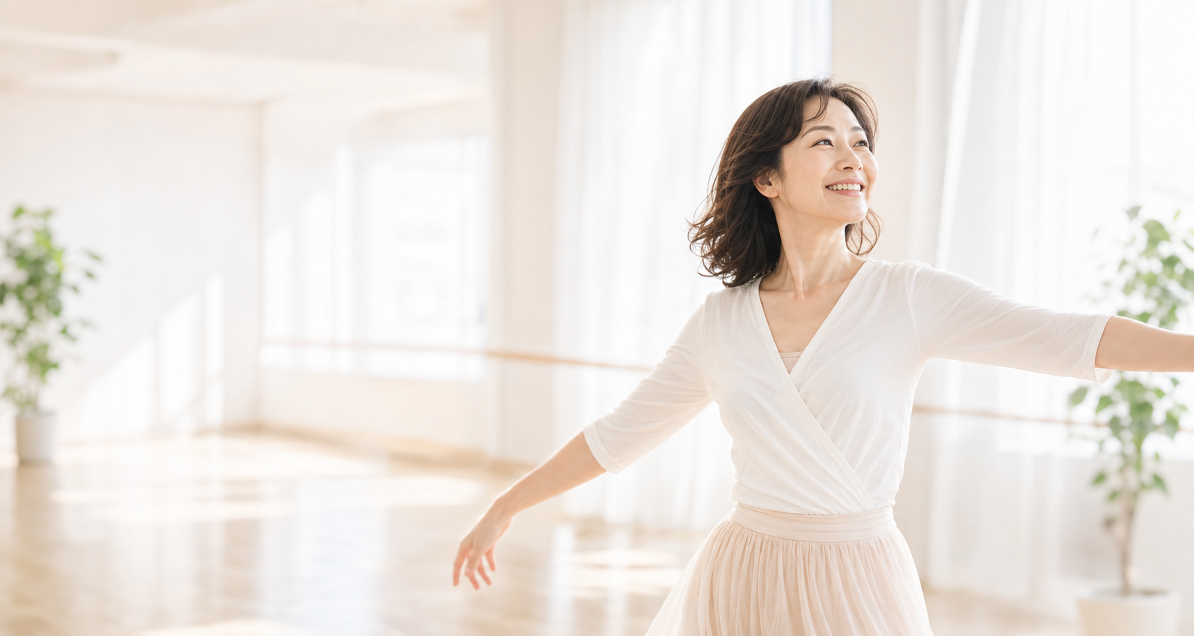 明るいスタジオで大人女性が軽やかにダンスを楽しむイメージ